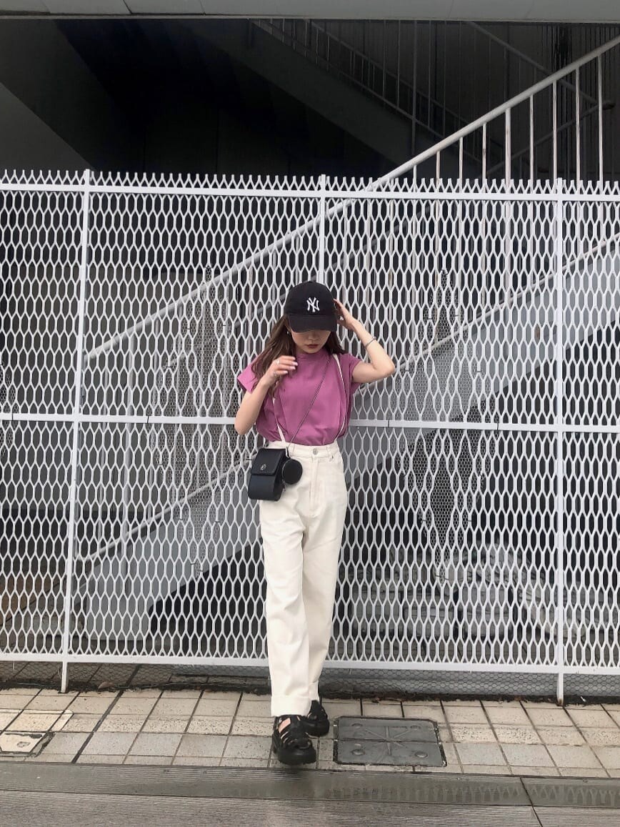 ピンク系のタンクトップ、ホワイト系のデニムパンツ、ブラック系のサンダルを着用したレディースの春コーディネートの3枚目の写真