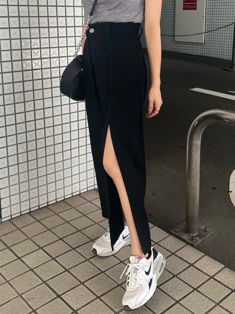 その他のTシャツ/カットソー、ブラック系のスカートを着用したレディースの夏コーディネートの7枚目の写真