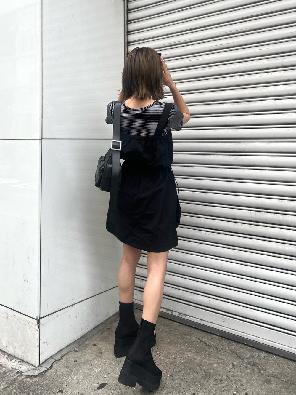 ブラック系のワンピース、その他のTシャツ/カットソー、ブラック系のショルダーバッグを着用したレディースの春コーディネートの3枚目の写真