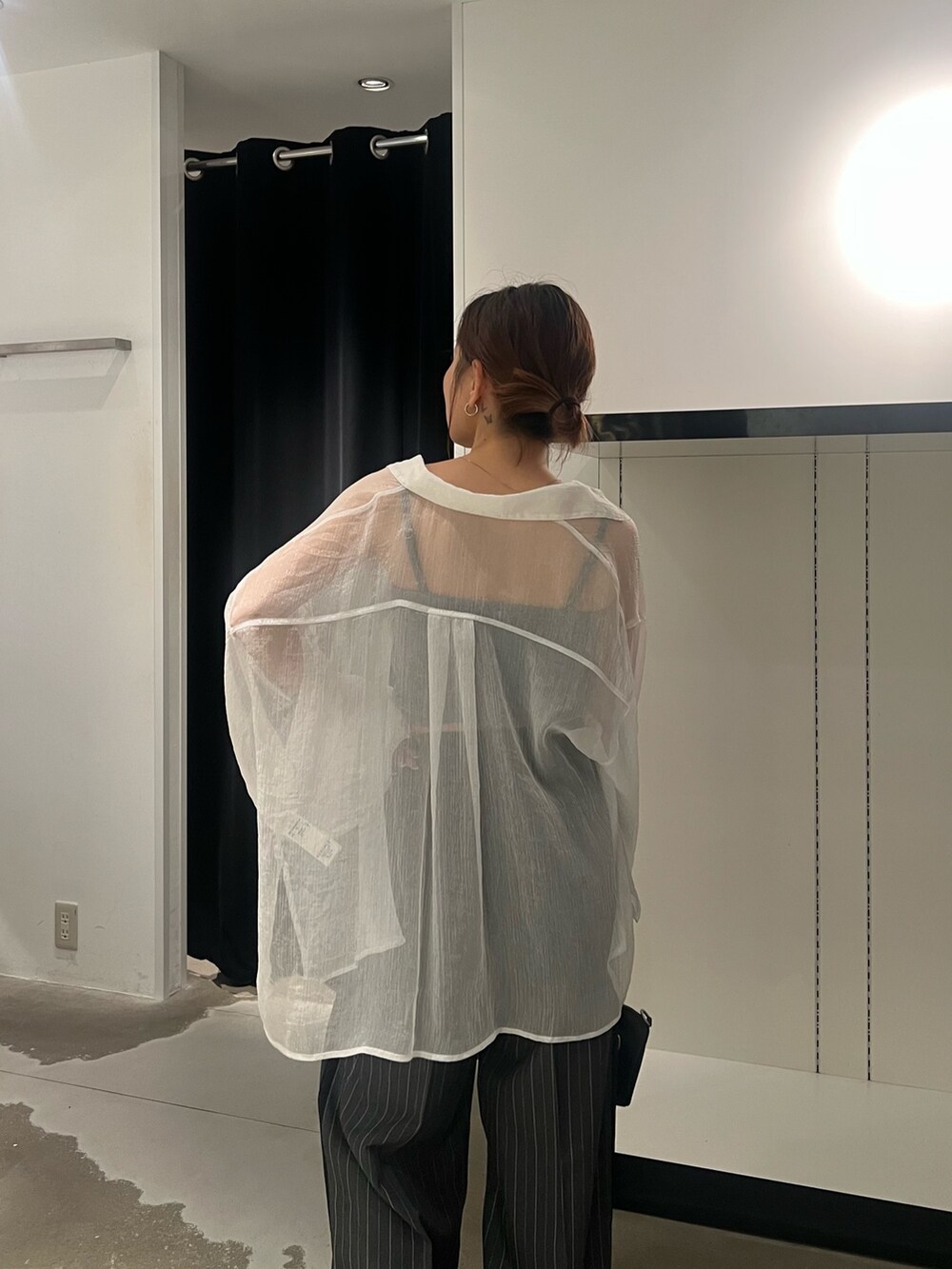 ホワイト系のシャツ/ブラウス、グレー系のキャミソール、グレー系のスラックスを着用したレディースの春コーディネートの6枚目の写真