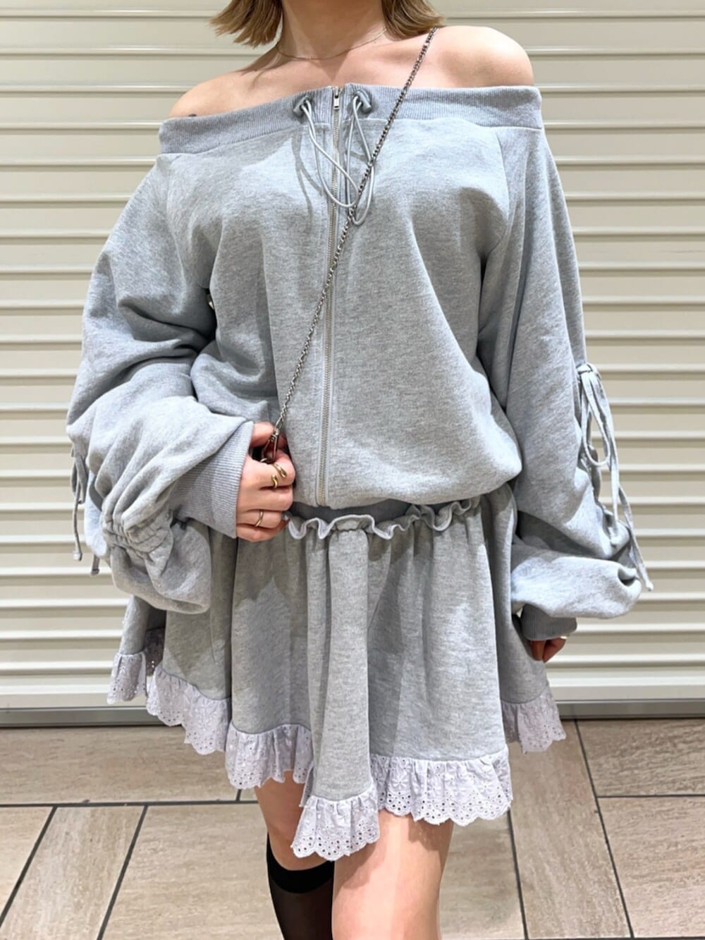 グリーン系のスカート、グレー系のスカートを着用したレディースの春コーディネートの6枚目の写真