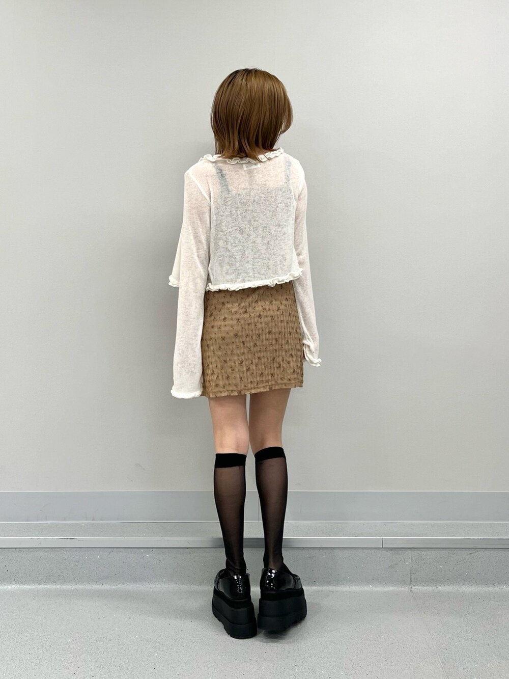 ホワイト系のカーディガン/ボレロ、ブラウン系のワンピースを着用したレディースの夏コーディネートの3枚目の写真