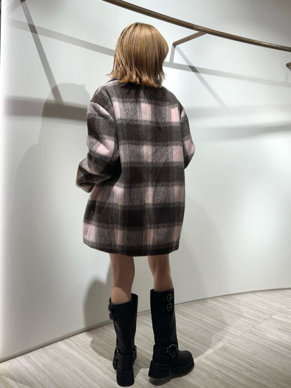 ブラック系のその他パンツ、ブラック系のニット/セーター、その他のテーラードジャケットを着用したレディースの冬コーディネートの3枚目の写真