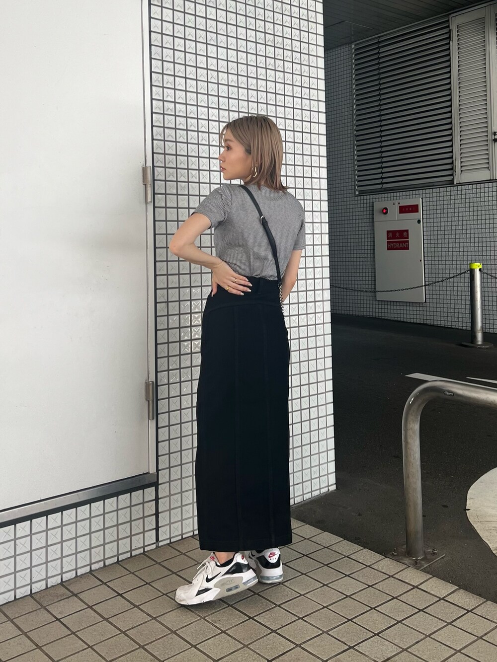 その他のTシャツ/カットソー、ブラック系のスカートを着用したレディースの夏コーディネートの4枚目の写真