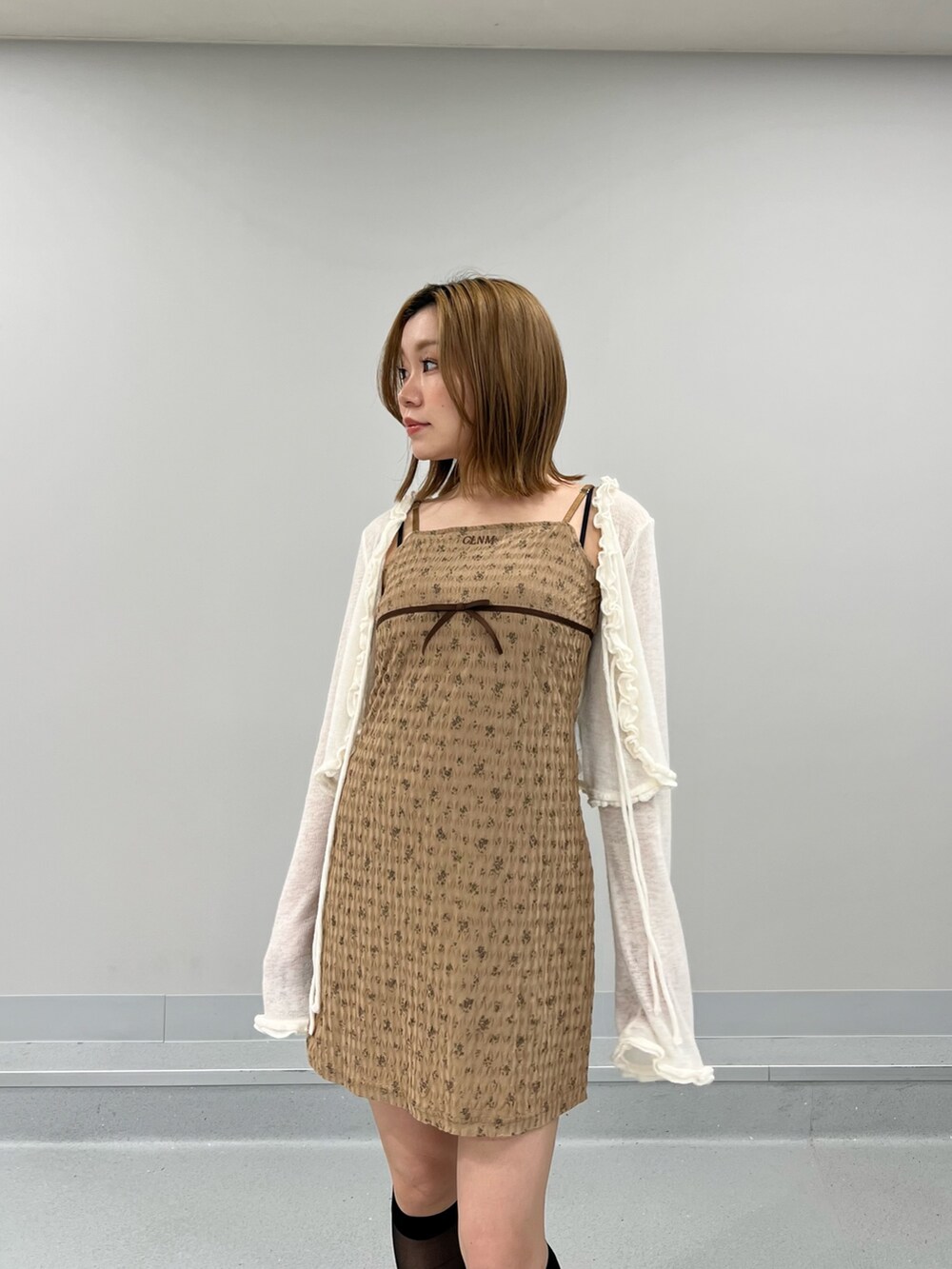 ホワイト系のカーディガン/ボレロ、ブラウン系のワンピースを着用したレディースの夏コーディネートの4枚目の写真