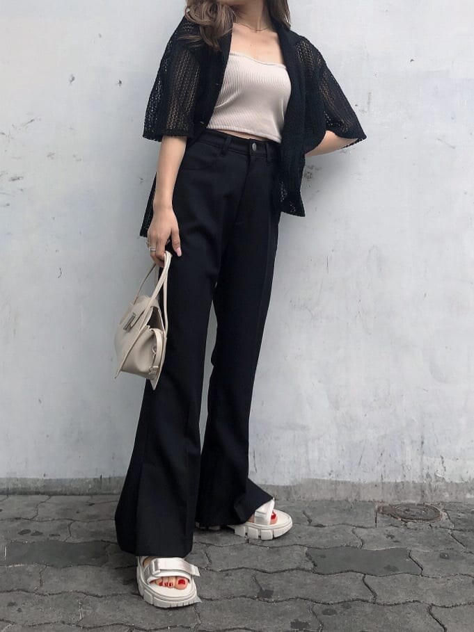 ブラック系のスラックス、ホワイト系のサンダル、ブラック系のシャツ/ブラウスを着用したレディースの春コーディネートの4枚目の写真