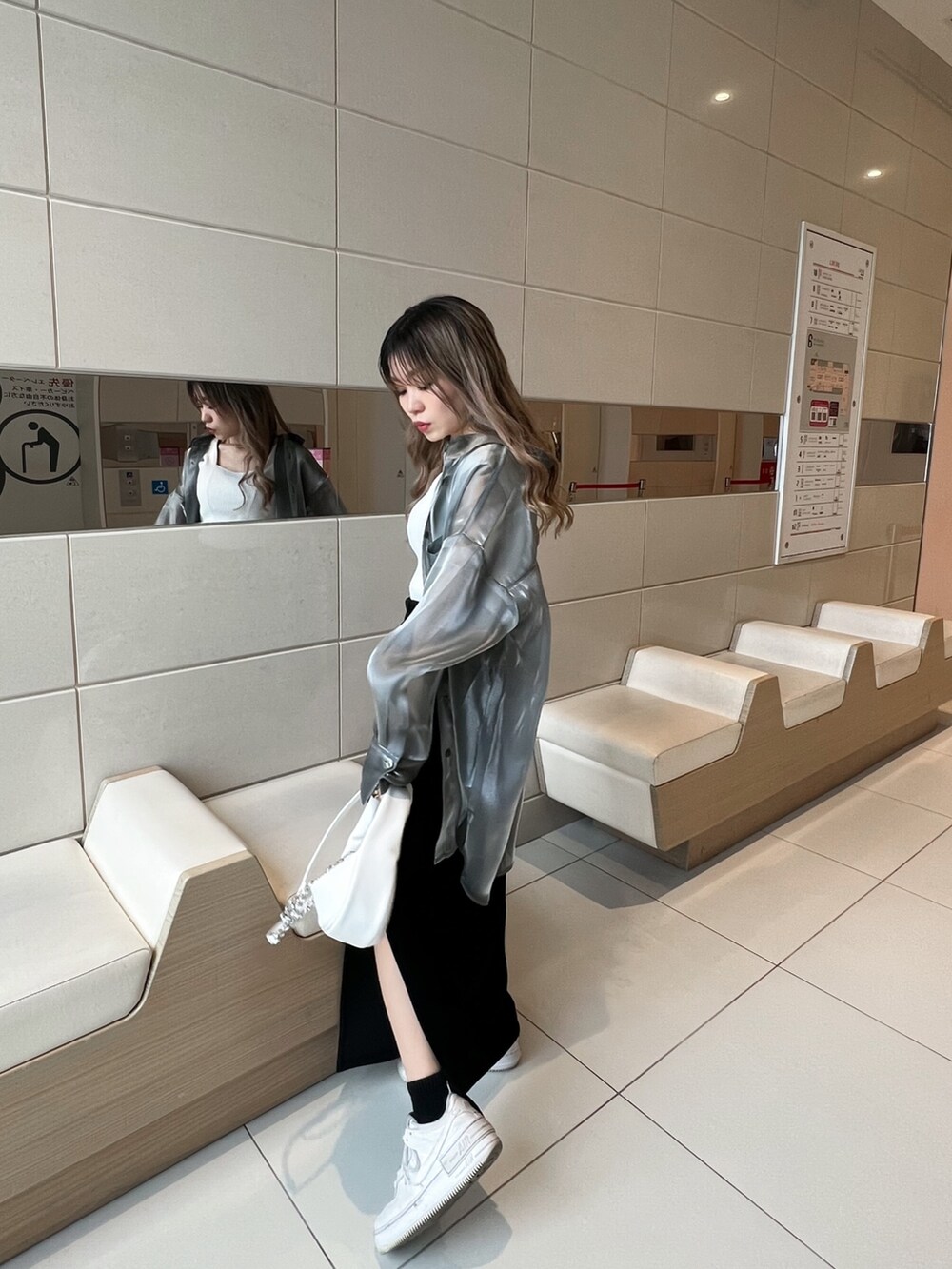グレー系のシャツ/ブラウス、ホワイト系のタンクトップ、ブラック系のハンドバッグを着用したレディースの春コーディネートの2枚目の写真