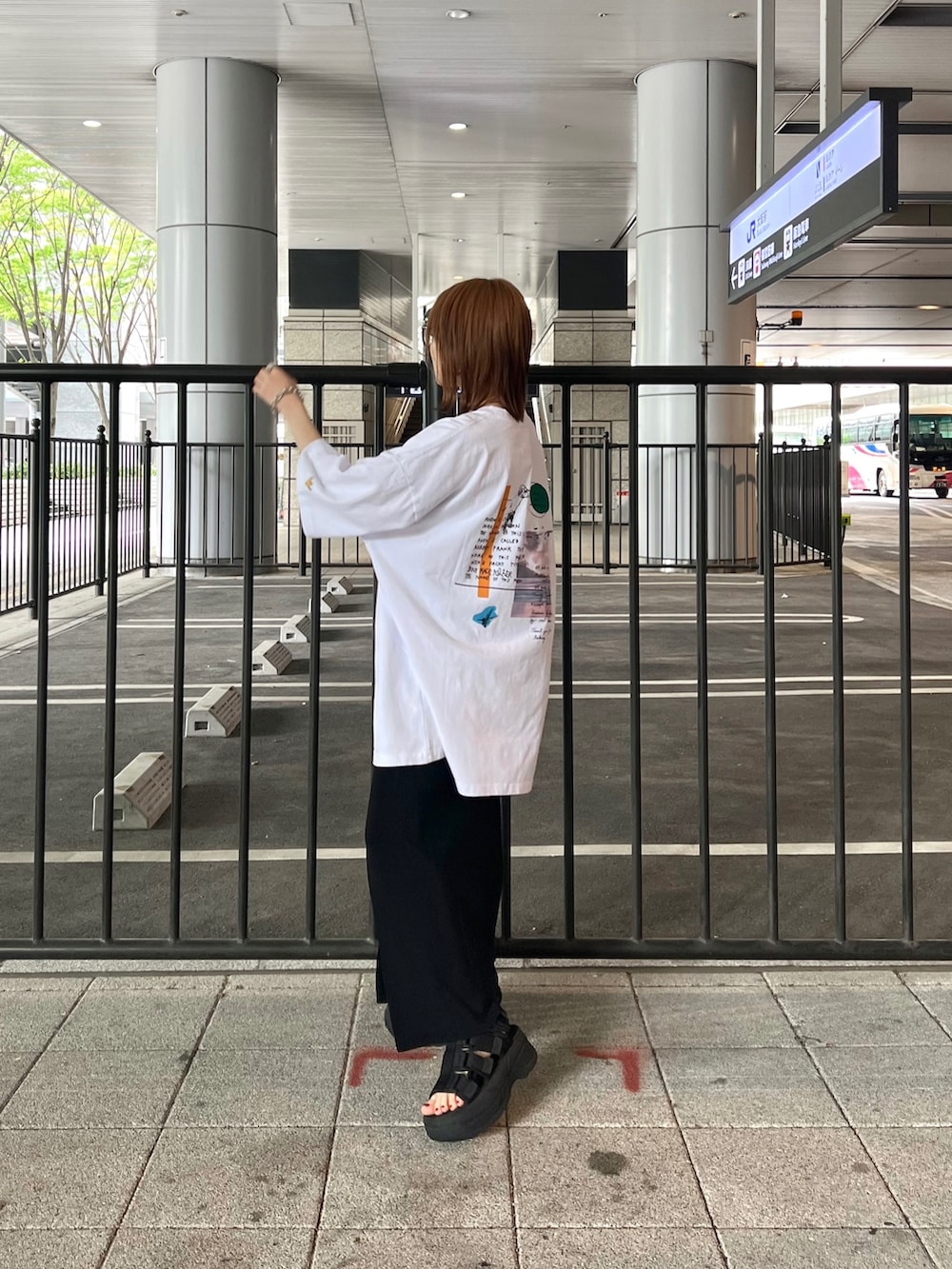 ブラック系のサンダル、ブラック系のスカート、ホワイト系のTシャツ/カットソーを着用したレディースの春コーディネートの3枚目の写真
