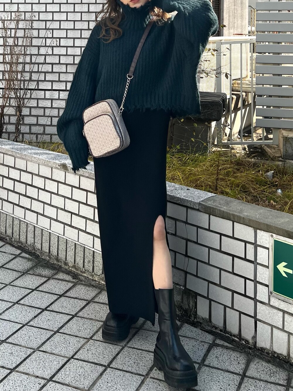グリーン系のニット/セーター、その他のショルダーバッグ、ブラック系のワンピースを着用したレディースの秋コーディネートの5枚目の写真