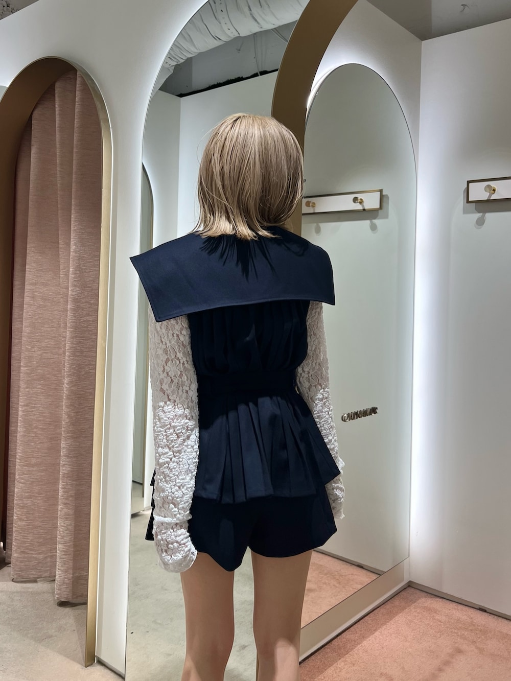 ブラック系のローファー、ブルー系のベスト、ブルー系のその他パンツを着用したレディースの秋コーディネートの5枚目の写真
