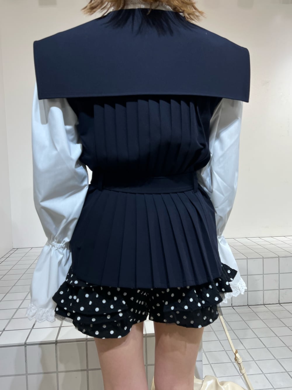 ブラック系のその他パンツ、ホワイト系のシャツ/ブラウス、ブルー系のその他アウターを着用したレディースの冬コーディネートの5枚目の写真