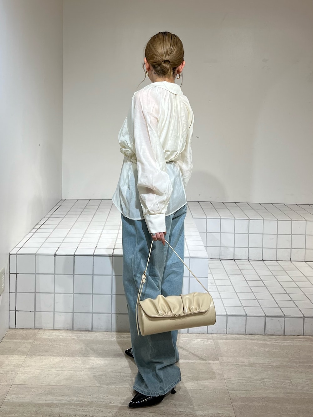 ホワイト系のシャツ/ブラウス、ブルー系のデニムパンツ、ブラック系のサンダルを着用したレディースの春コーディネートの2枚目の写真