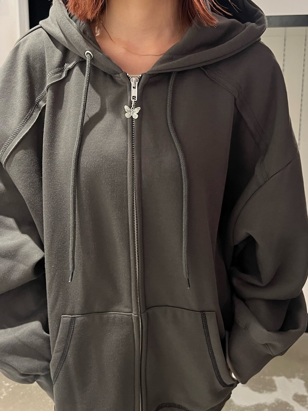 ブラック系のブーツ、ブラック系のその他パンツ、ホワイト系のTシャツ/カットソーを着用したレディースの秋コーディネートの8枚目の写真