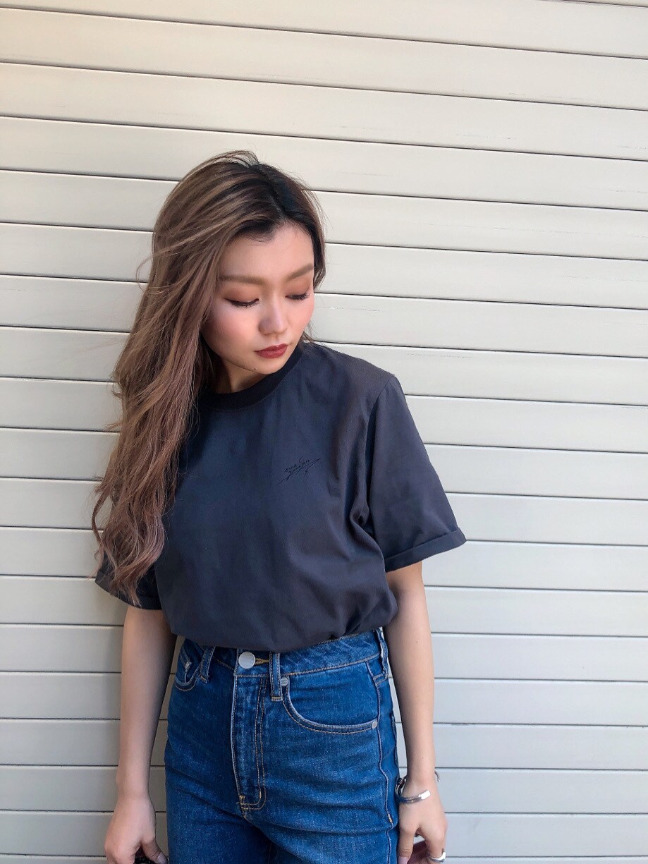 ブルー系のデニムパンツ、グレー系のTシャツ/カットソーを着用したレディースの夏コーディネートの4枚目の写真