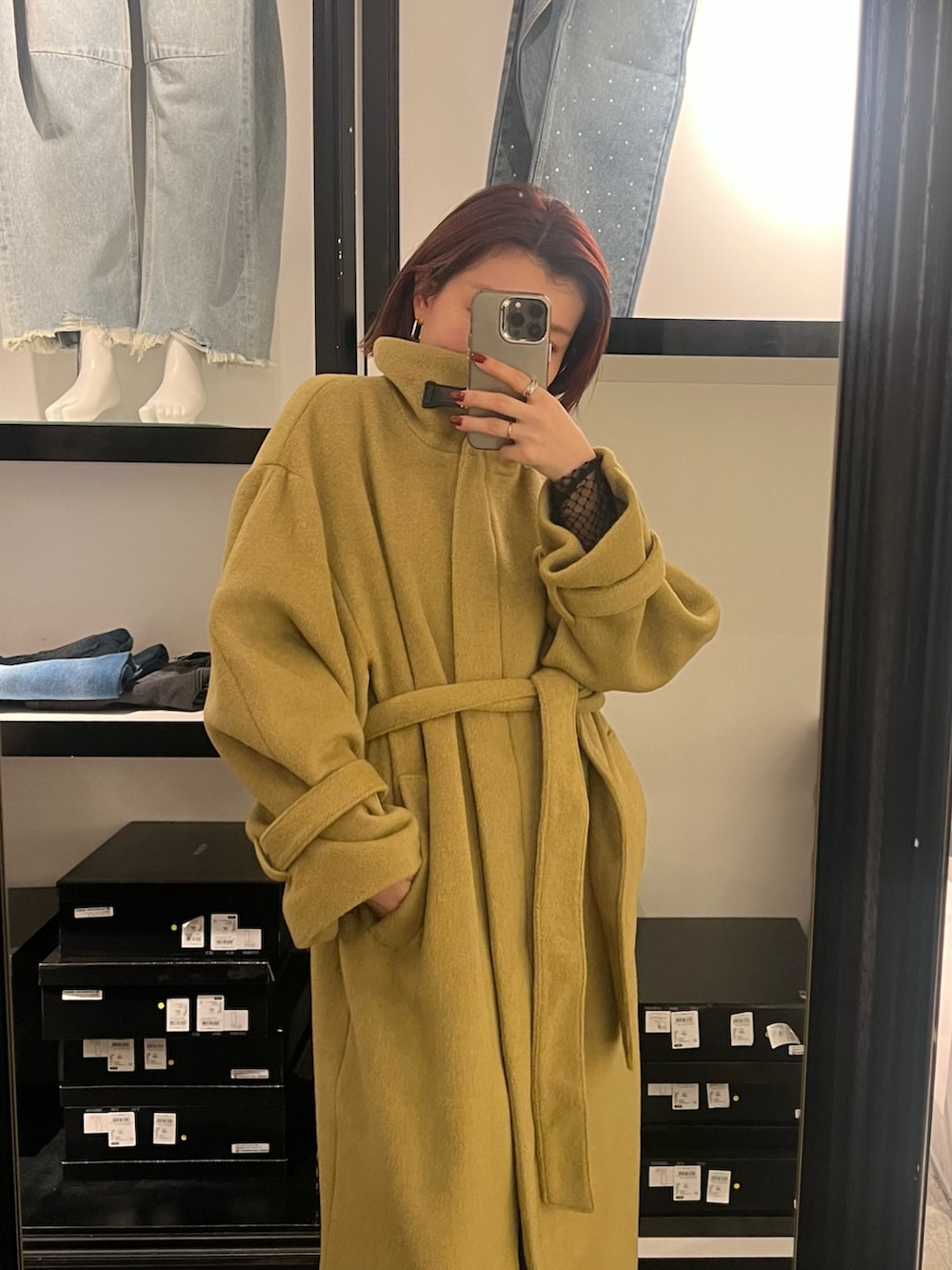 イエロー系のその他アウター、ブラック系のブーツ、ブラック系のTシャツ/カットソーを着用したレディースの秋コーディネートの6枚目の写真