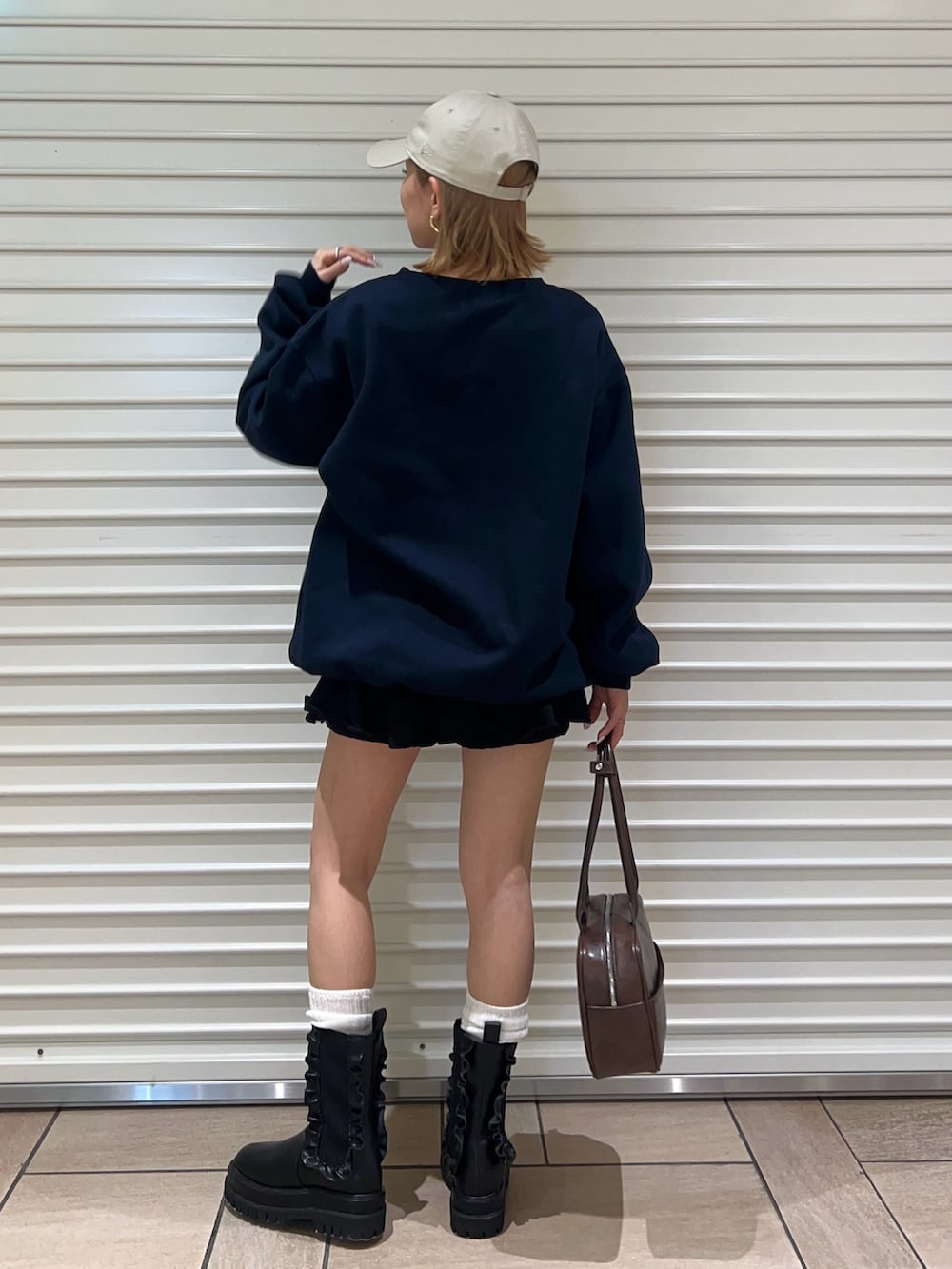 ブラウン系のボストンバッグ、ブラック系のその他パンツ、ブルー系のスウェットを着用したレディースの冬コーディネートの3枚目の写真