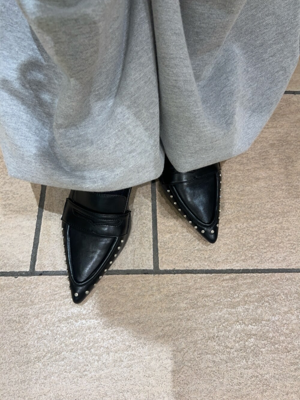 ブラック系のサンダル、グレー系のその他パンツ、グレー系のスウェットを着用したレディースの春コーディネートの8枚目の写真