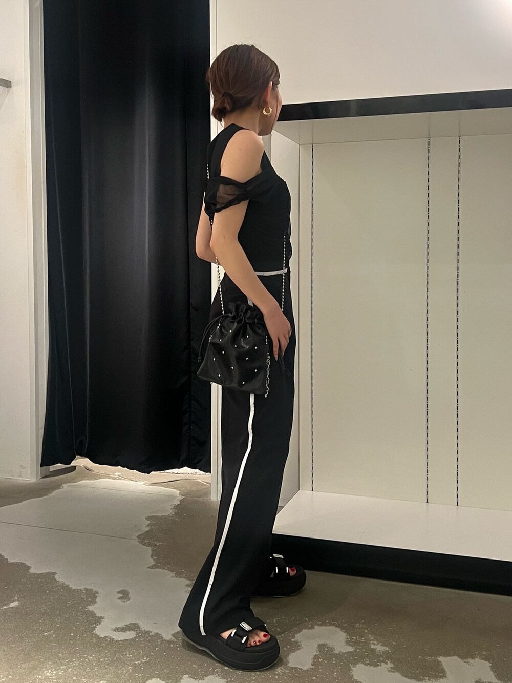 ブラック系のその他パンツ、ブラック系のサンダル、ブラック系のショルダーバッグを着用したレディースの夏コーディネートの2枚目の写真