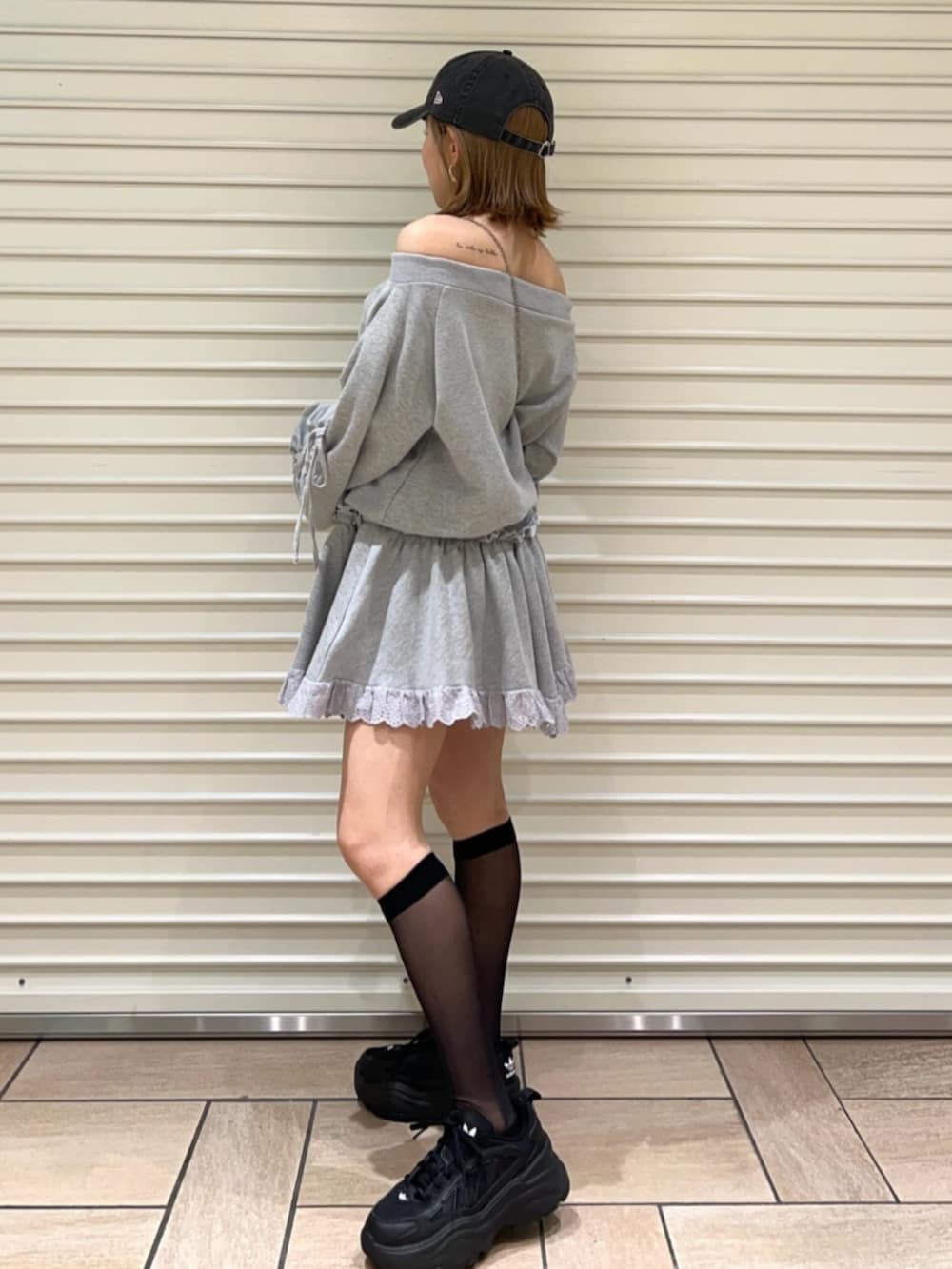 グリーン系のスカート、グレー系のスカートを着用したレディースの春コーディネートの2枚目の写真