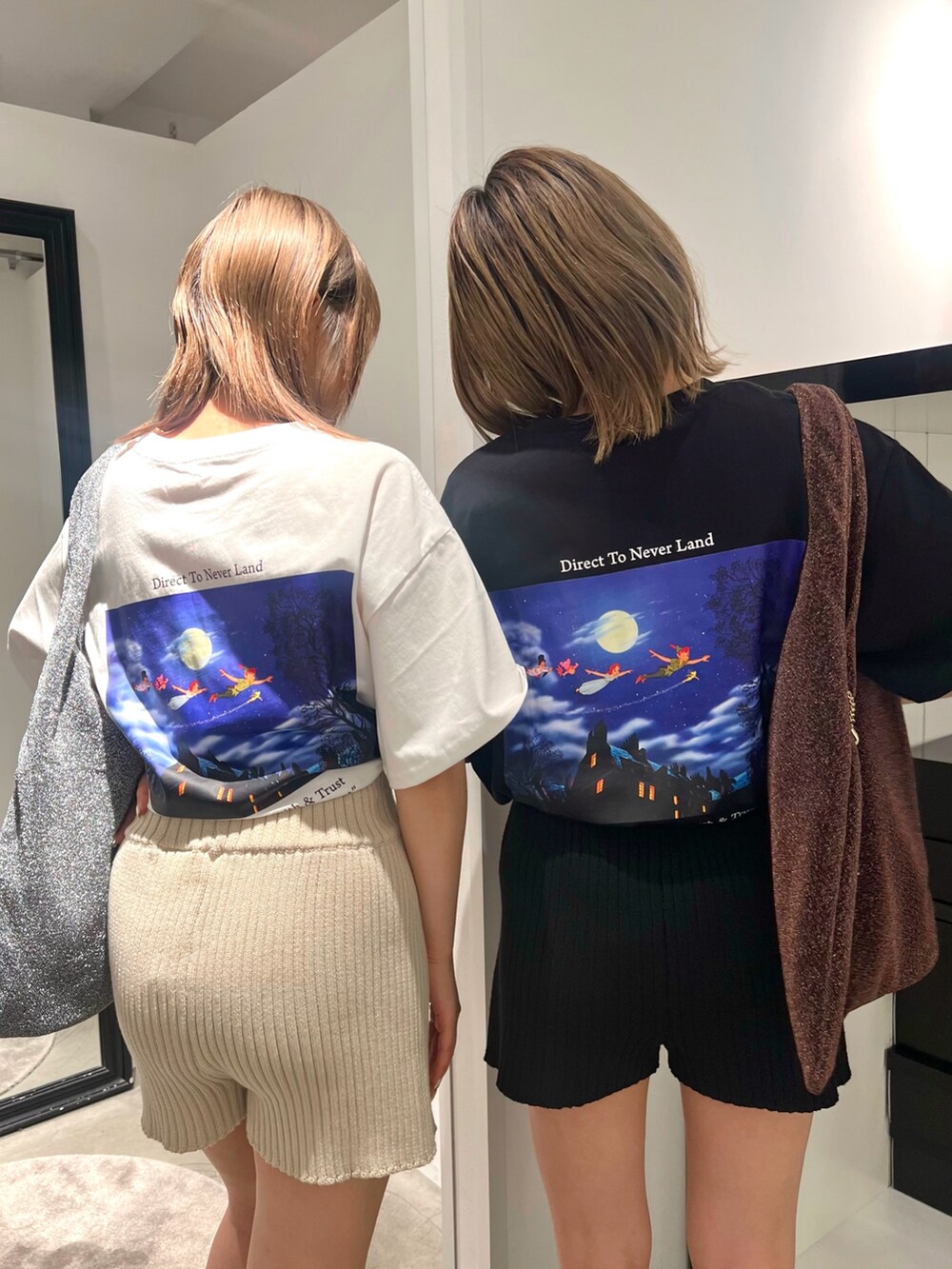 ブラック系のTシャツ/カットソー、ブラウン系のトートバッグ、ブラック系のその他パンツを着用したレディースの夏コーディネートの7枚目の写真