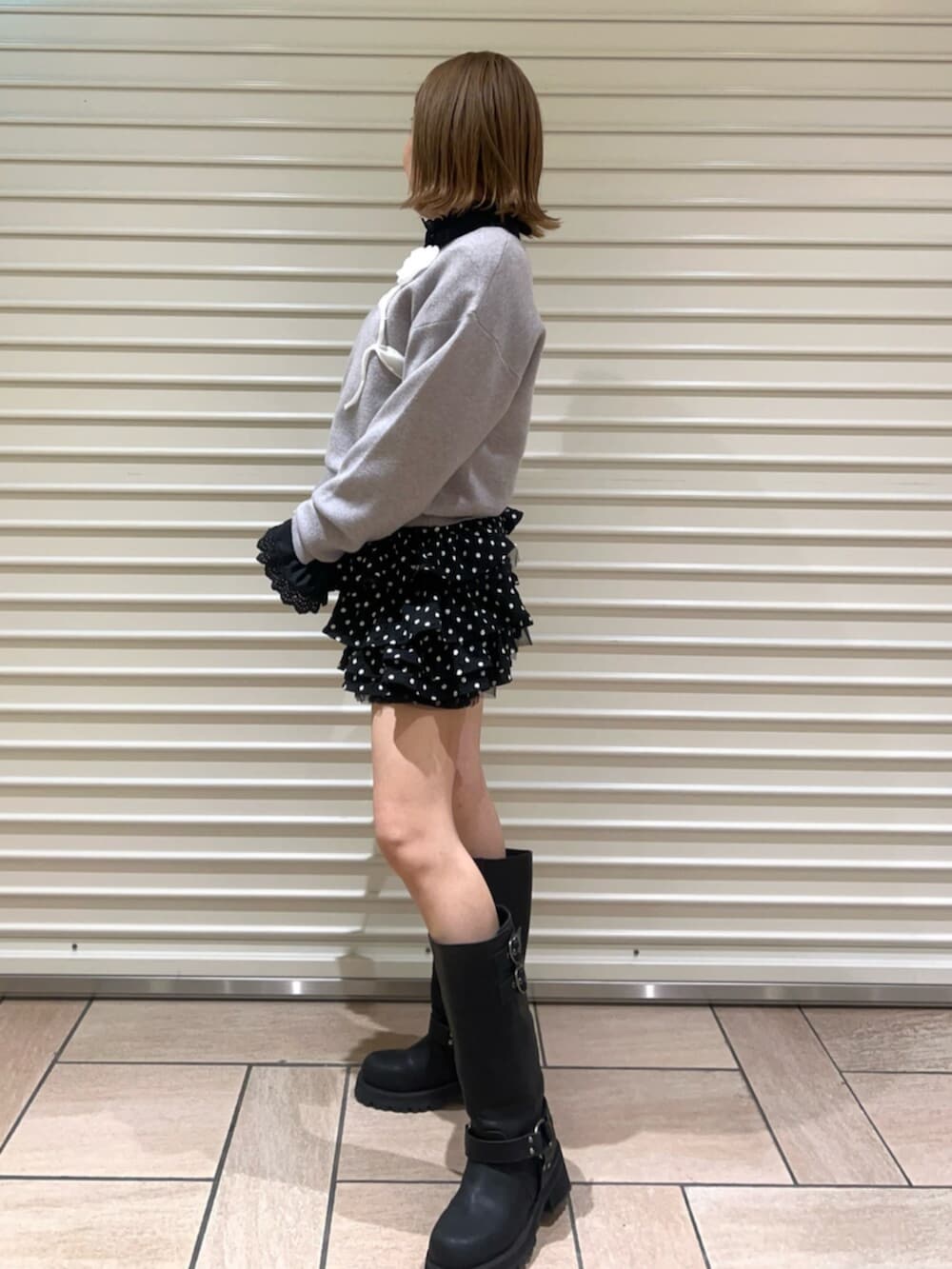 ブラック系のその他パンツ、ブラック系のシャツ/ブラウス、グレー系のニット/セーターを着用したレディースの冬コーディネートの2枚目の写真