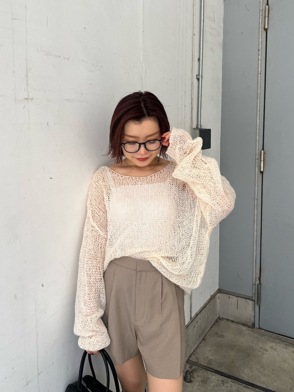 ホワイト系のニット/セーター、ベージュ系のその他パンツ、ブルー系のデニムジャケットを着用したレディースの秋コーディネートの5枚目の写真