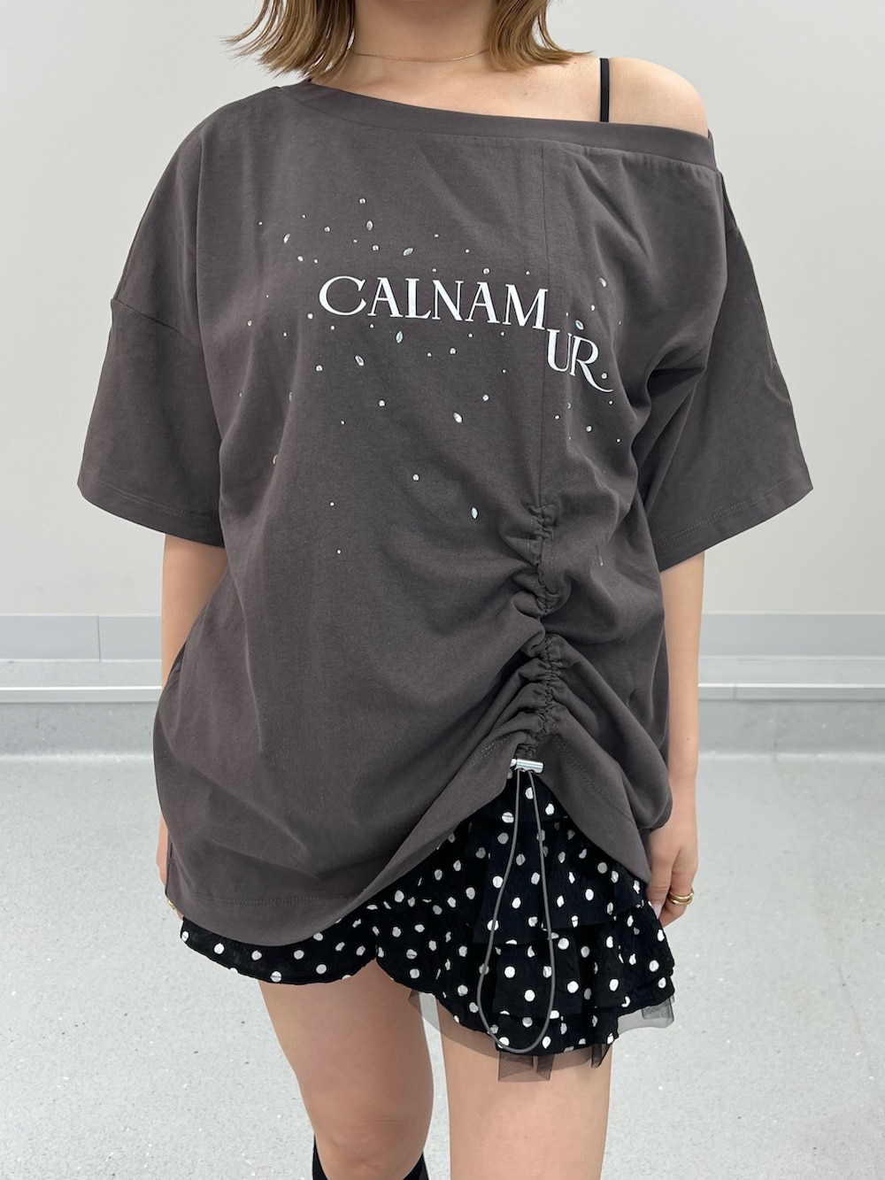 グレー系のTシャツ/カットソー、ブラック系のその他パンツを着用したレディースの夏コーディネートの5枚目の写真