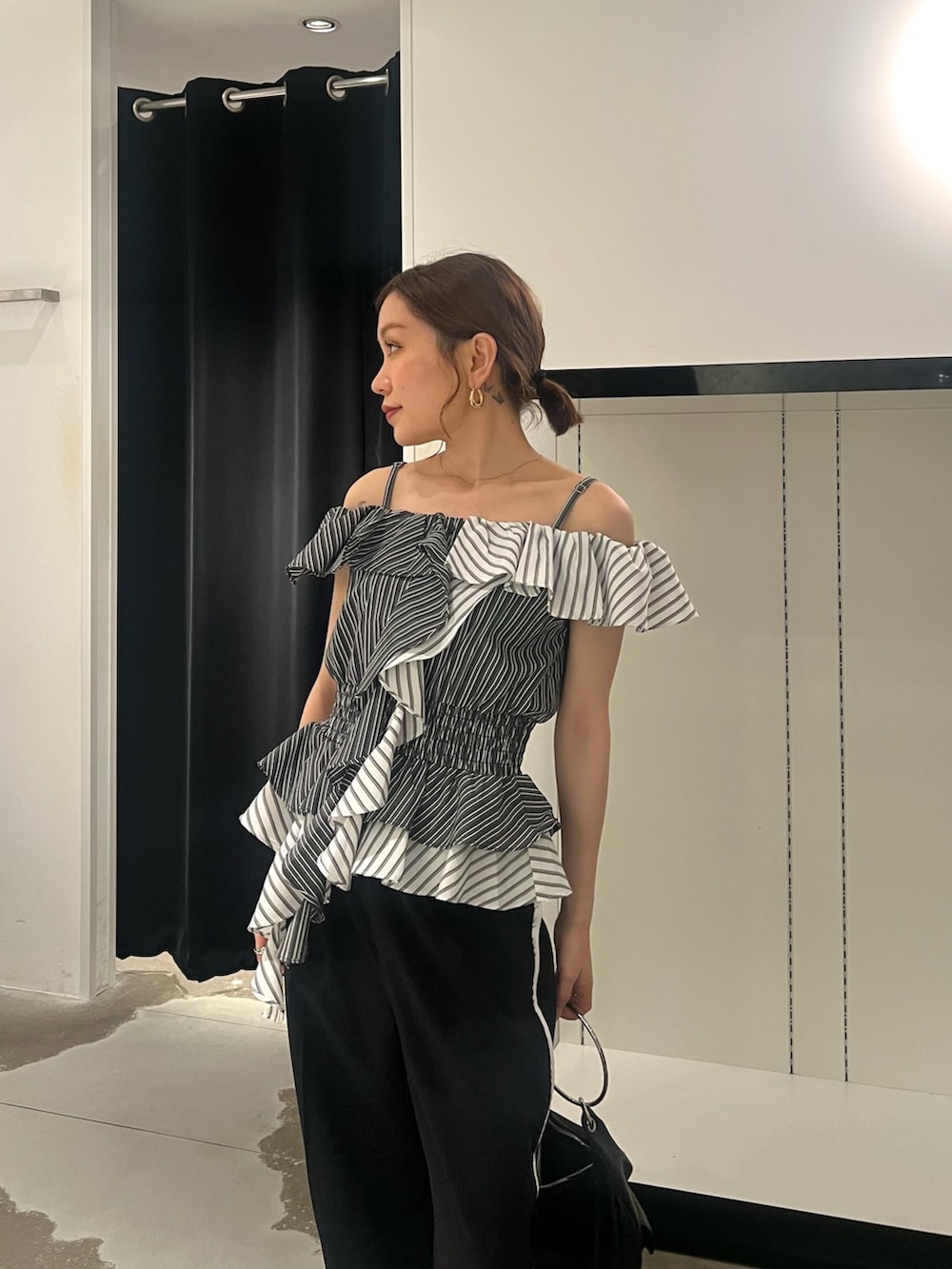 ブラック系のパンプス、ブラック系のハンドバッグ、ブラック系のその他パンツを着用したレディースの夏コーディネートの5枚目の写真