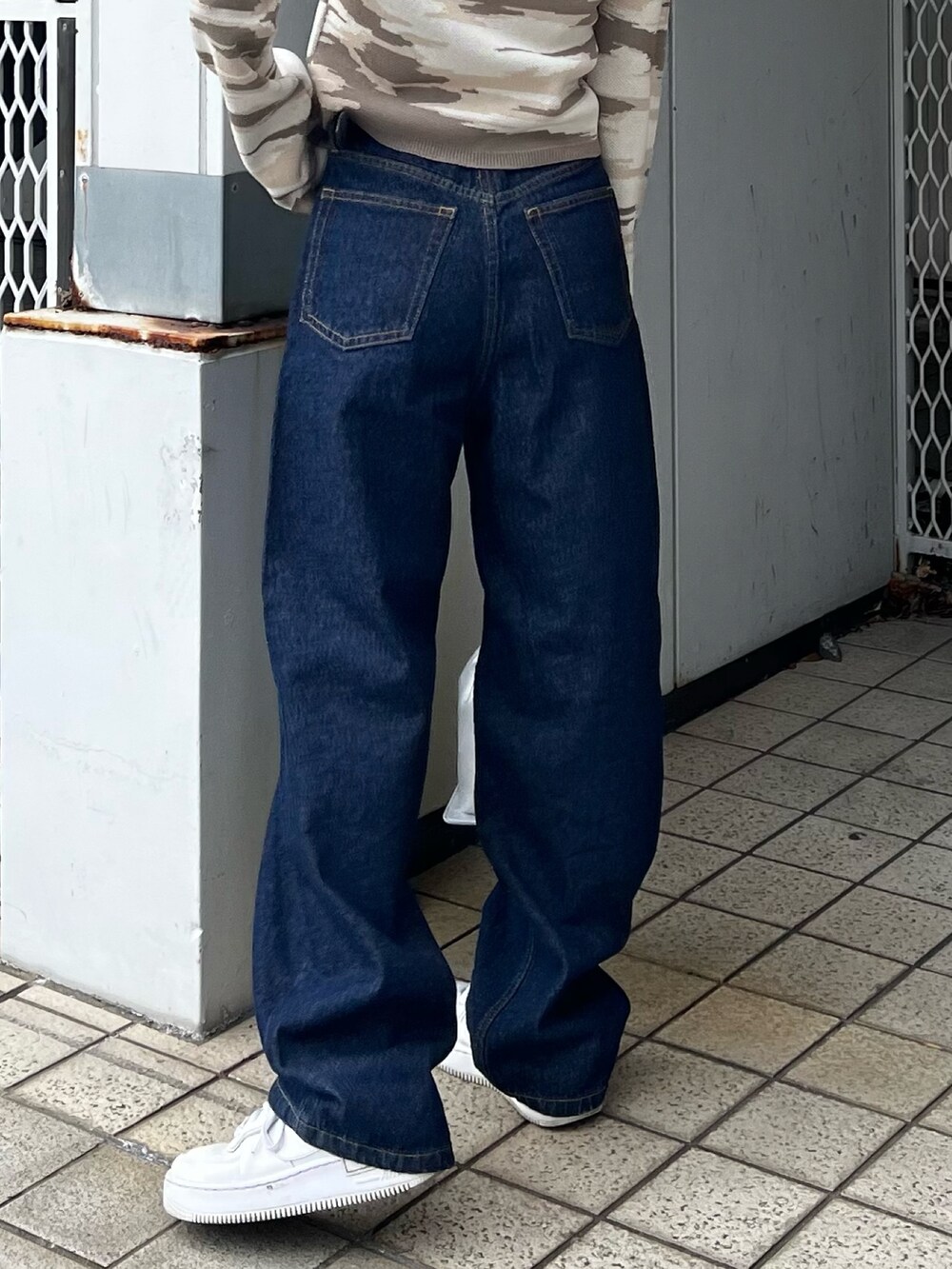 ブルー系のデニムパンツ、シルバー系のハンドバッグ、ベージュ系のカーディガン/ボレロを着用したレディースの冬コーディネートの7枚目の写真