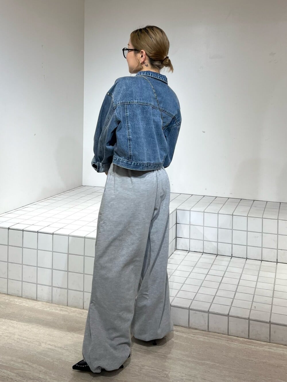 ブラック系のサンダル、ブルー系のデニムジャケット、グレー系のその他パンツを着用したレディースの春コーディネートの2枚目の写真