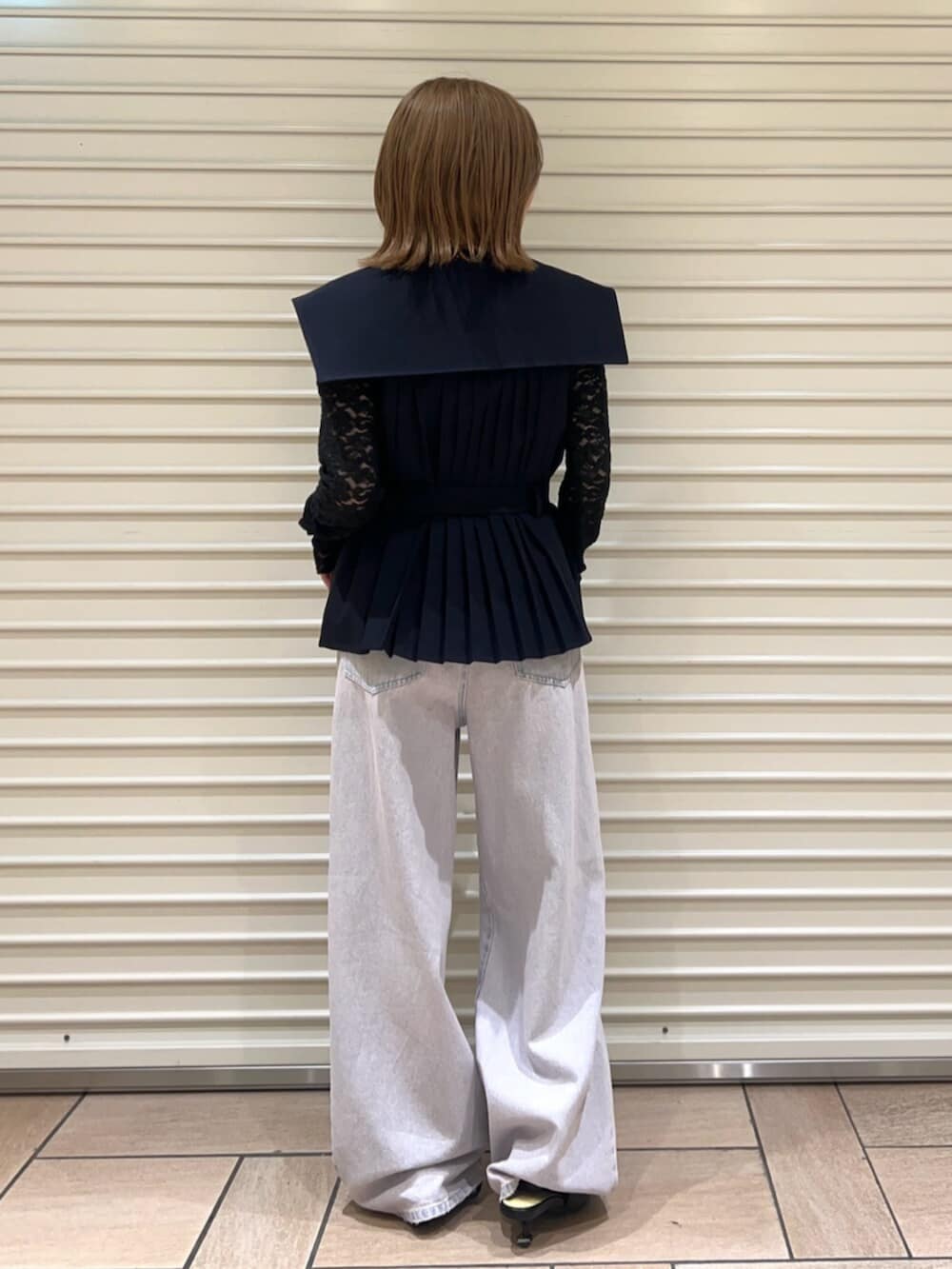 ブラック系のサンダル、ブルー系のその他アウター、ピンク系のデニムパンツを着用したレディースの春コーディネートの3枚目の写真