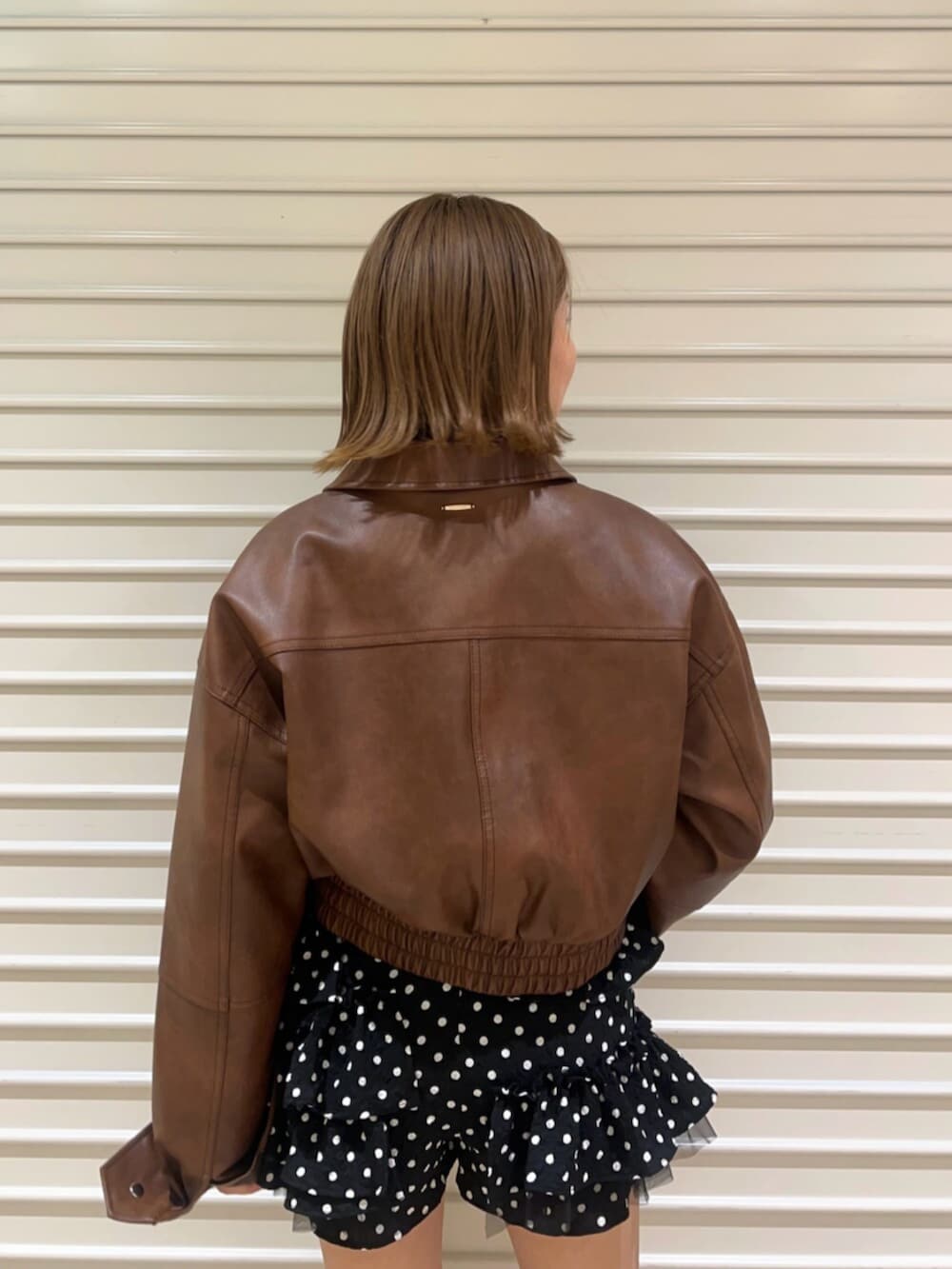 ブラック系のその他パンツ、ブラウン系のブルゾン、ブラック系のシャツ/ブラウスを着用したレディースの冬コーディネートの5枚目の写真