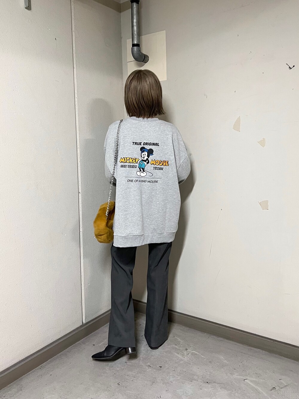 グレー系のスウェット、グレー系のその他パンツ、イエロー系のハンドバッグを着用したレディースの秋コーディネートの3枚目の写真