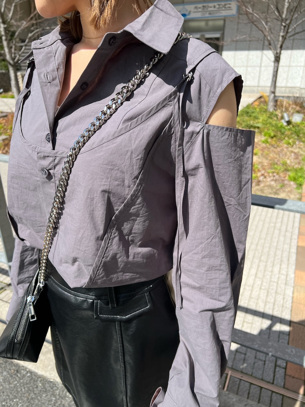 ブラック系のブーツ、ブラック系のスカート、グレー系のシャツ/ブラウスを着用したレディースの春コーディネートの6枚目の写真