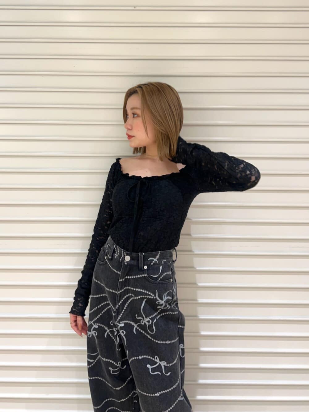 ブラック系のTシャツ/カットソー、ブラック系のデニムパンツを着用したレディースの春コーディネートの4枚目の写真