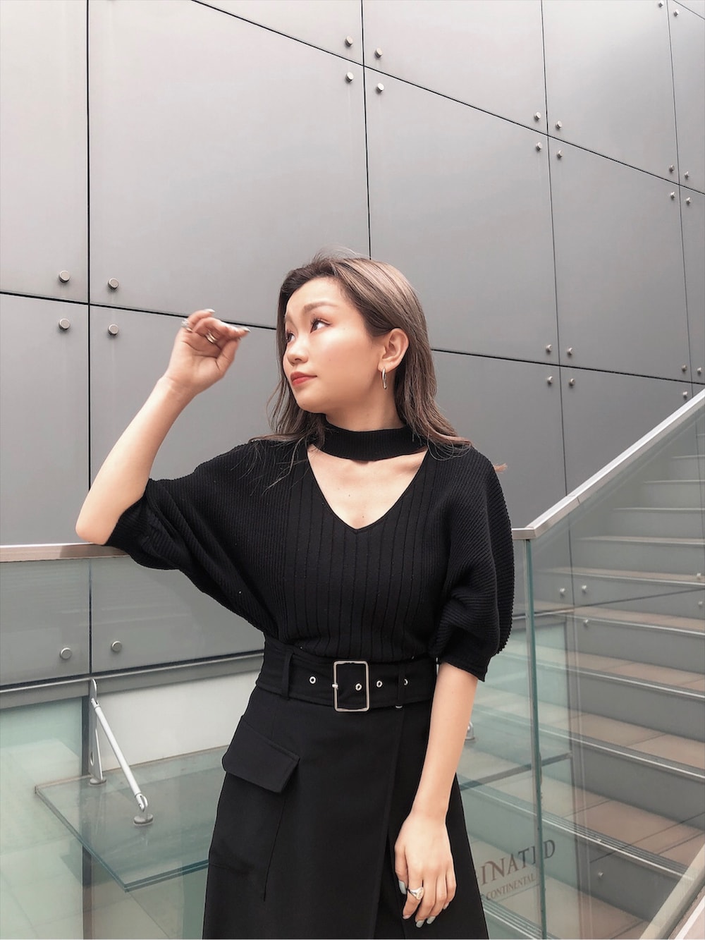 ブラック系のサンダル、ブラック系のスカート、ブラック系のニット/セーターを着用したレディースの春コーディネートの3枚目の写真