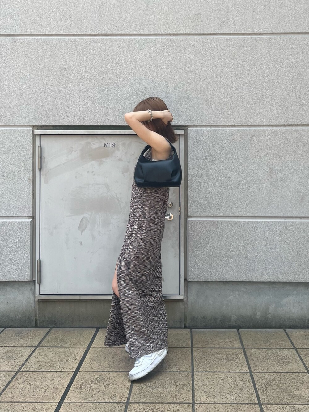 ブラウン系のワンピース、ブラック系のハンドバッグ、グレー系のサングラスを着用したレディースの春コーディネートの4枚目の写真