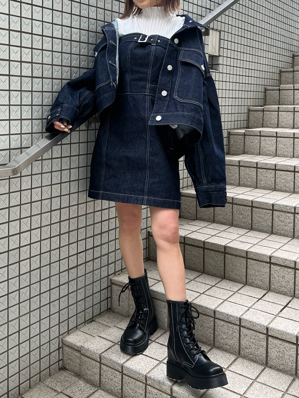 ホワイト系のニット/セーター、ブルー系のワンピース、ブルー系のデニムジャケットを着用したレディースの冬コーディネートの7枚目の写真