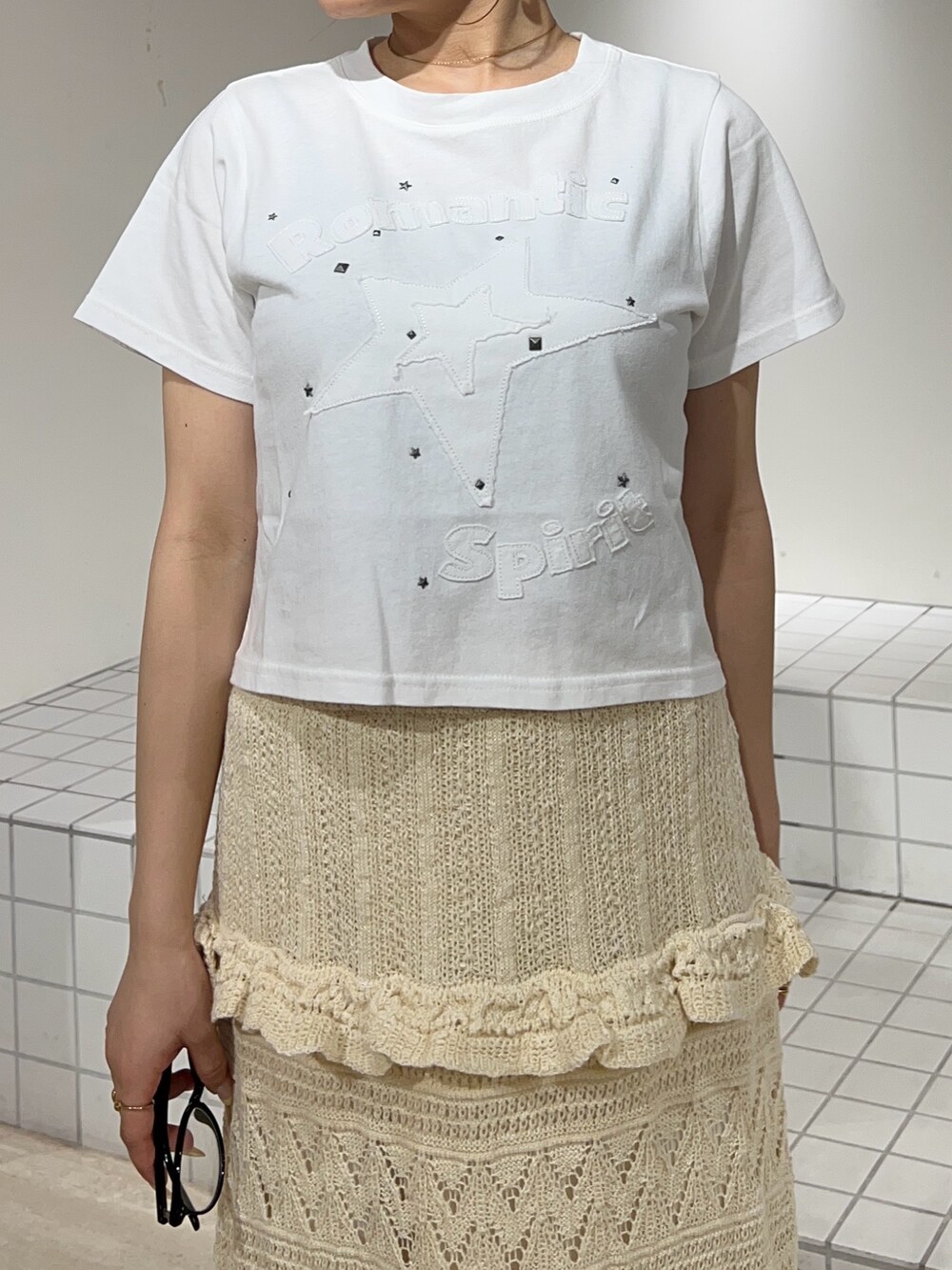 ホワイト系のスカート、ホワイト系のTシャツ/カットソーを着用したレディースの夏コーディネートの6枚目の写真