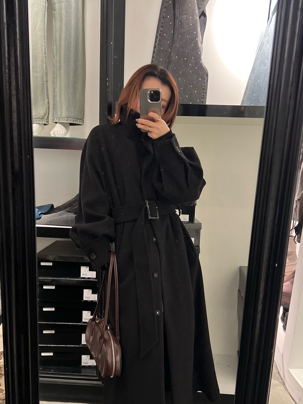 ブラック系のブーツ、ブラウン系のスカート、ブラック系のニット/セーターを着用したレディースの冬コーディネートの5枚目の写真