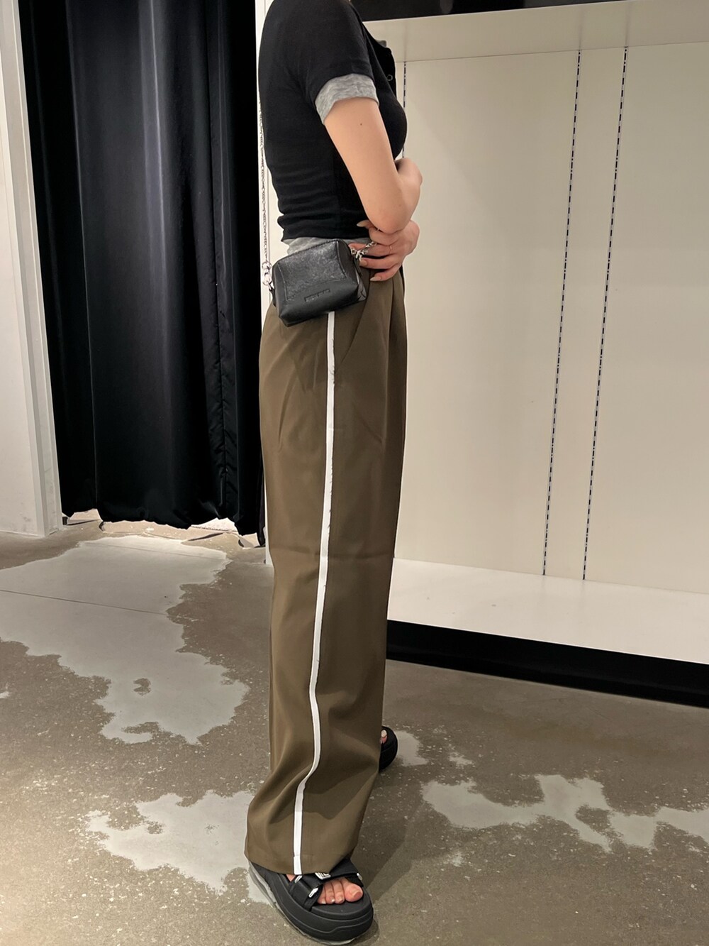 ブラック系のTシャツ/カットソー、ブラック系のサンダル、ブラック系のショルダーバッグを着用したレディースの夏コーディネートの8枚目の写真