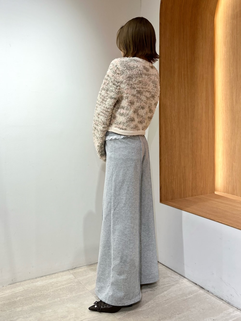 ピンク系のカーディガン/ボレロ、グレー系のその他パンツを着用したレディースの冬コーディネートの2枚目の写真