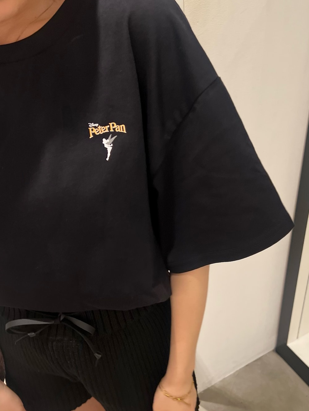 ブラック系のTシャツ/カットソー、ブラウン系のトートバッグ、ブラック系のその他パンツを着用したレディースの夏コーディネートの6枚目の写真