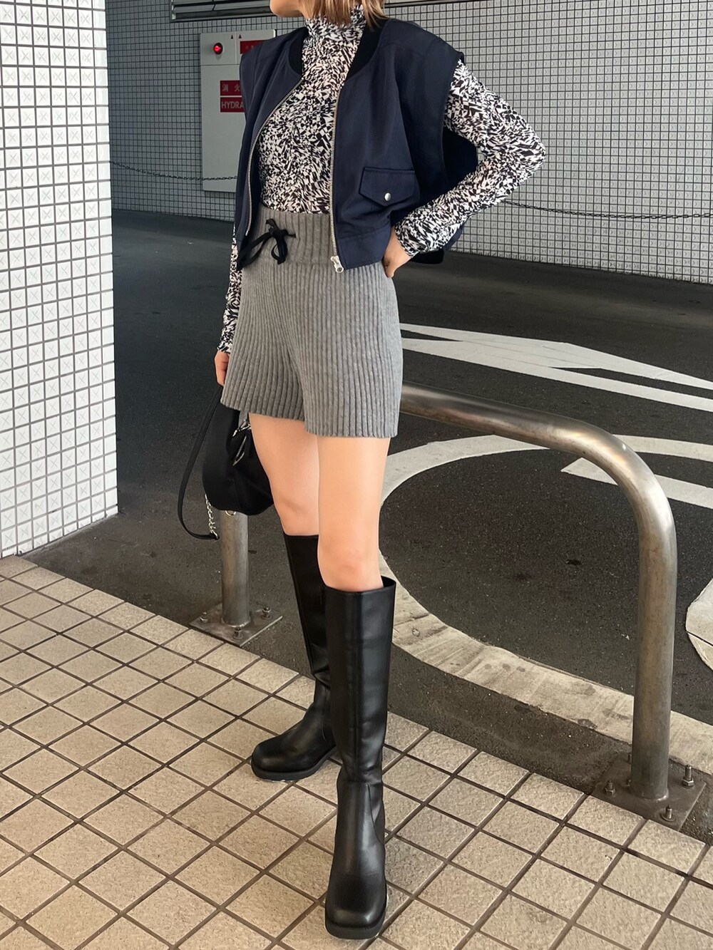 ブラック系のブーツ、グレー系のその他パンツ、ホワイト系のTシャツ/カットソーを着用したレディースの夏コーディネートの6枚目の写真