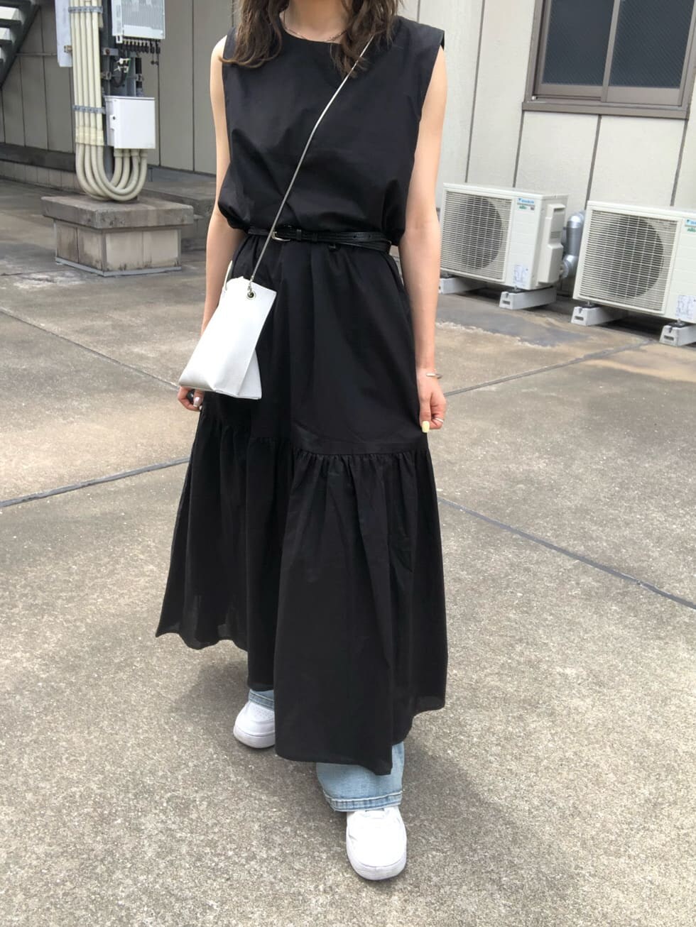 ブラック系のワンピース、ホワイト系のショルダーバッグ、ベージュ系のハットを着用したレディースの夏コーディネートの6枚目の写真