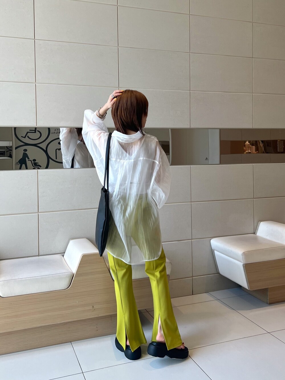 ホワイト系のシャツ/ブラウス、ホワイト系のタンクトップ、ブラック系のトートバッグを着用したレディースの春コーディネートの4枚目の写真