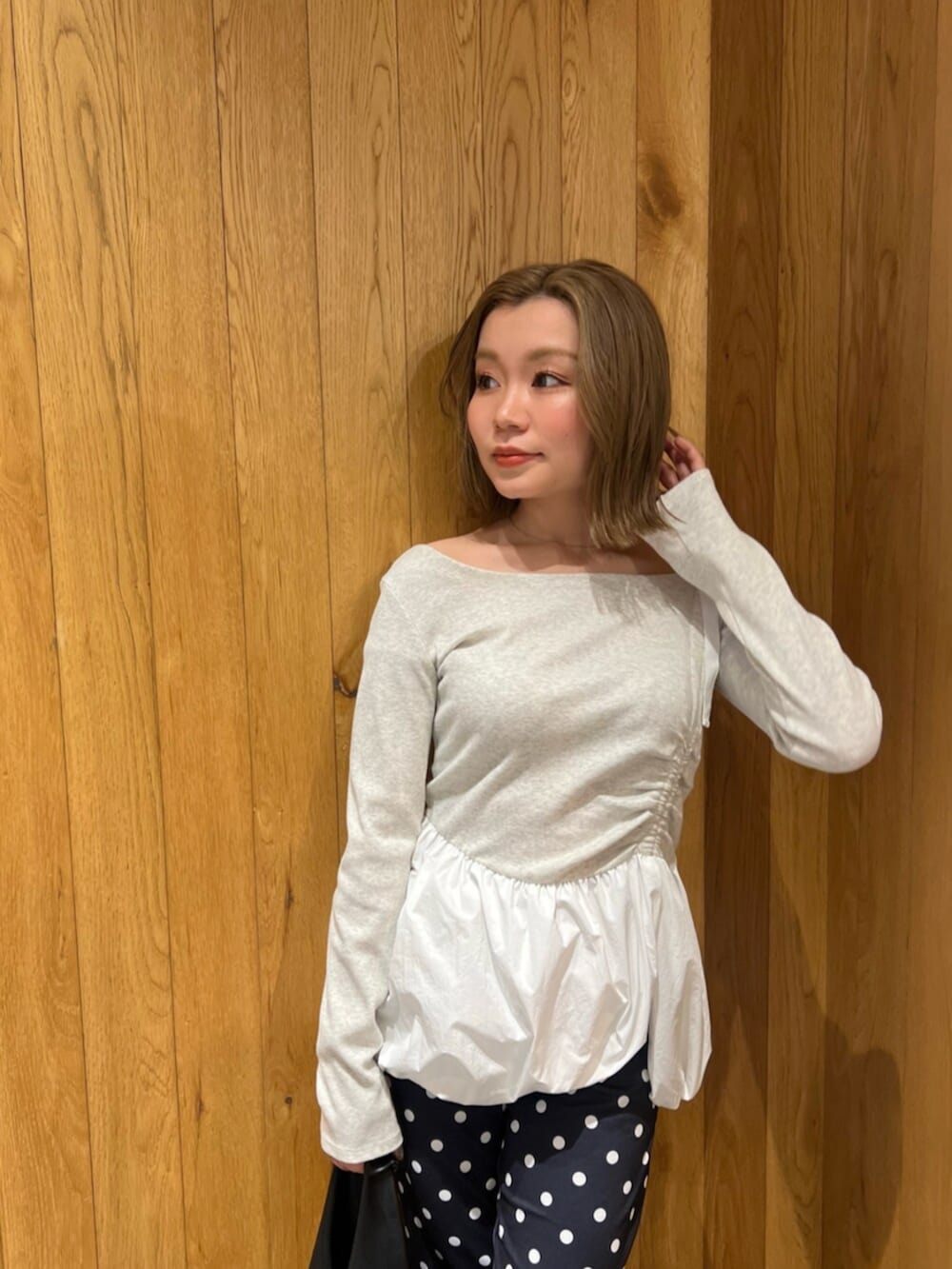 グレー系のTシャツ/カットソーを着用したレディースの春コーディネートの5枚目の写真