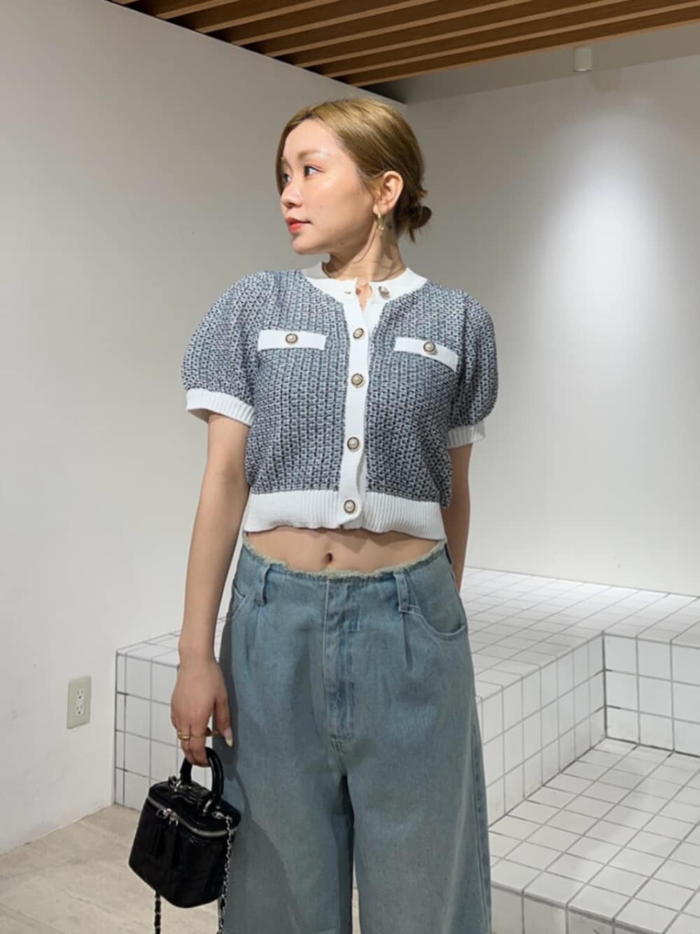 ブルー系のデニムパンツ、ブルー系のカーディガン/ボレロを着用したレディースの夏コーディネートの4枚目の写真