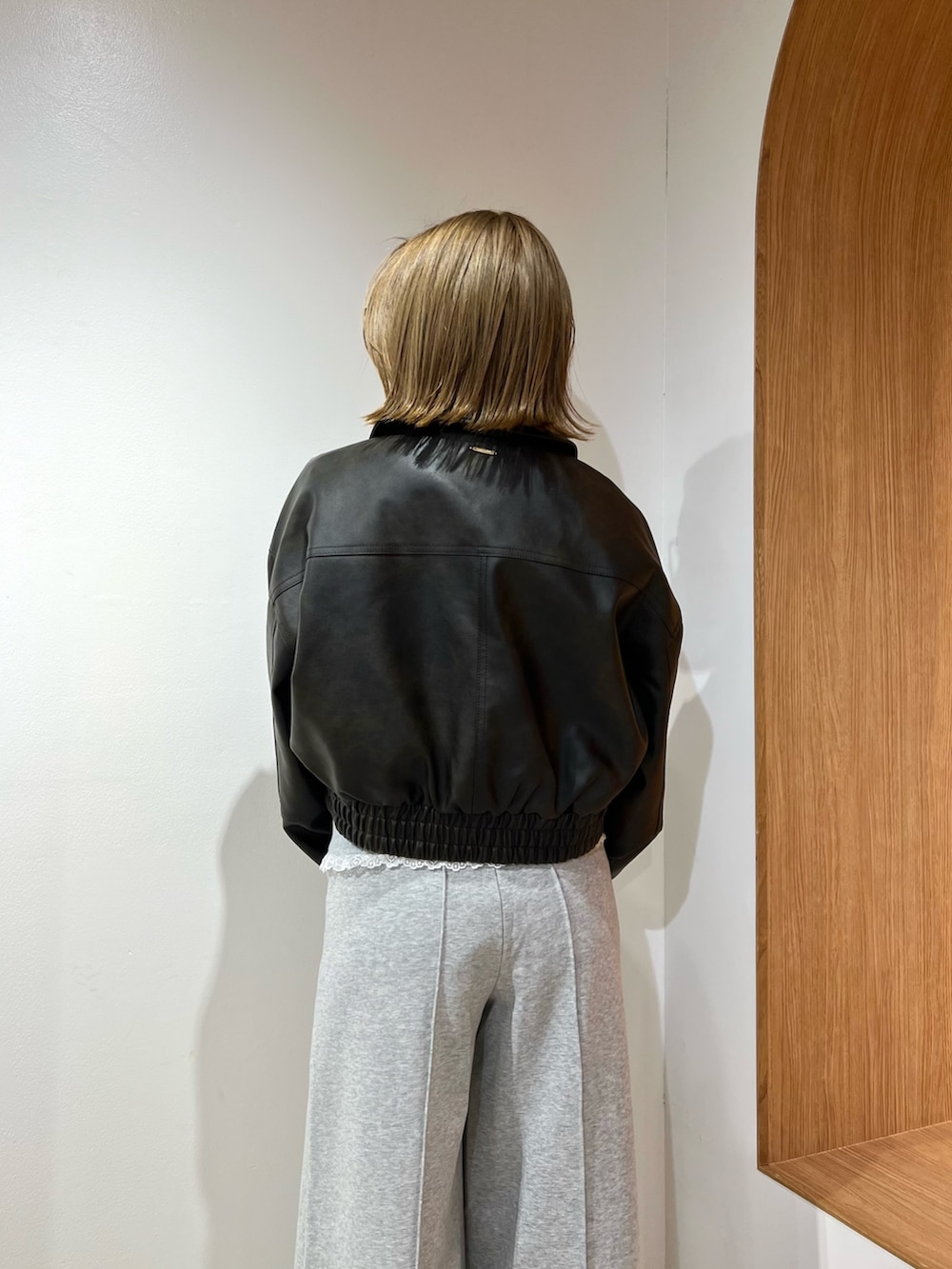 グレー系のニット/セーター、ブラウン系のブルゾン、グレー系のその他パンツを着用したレディースの冬コーディネートの5枚目の写真