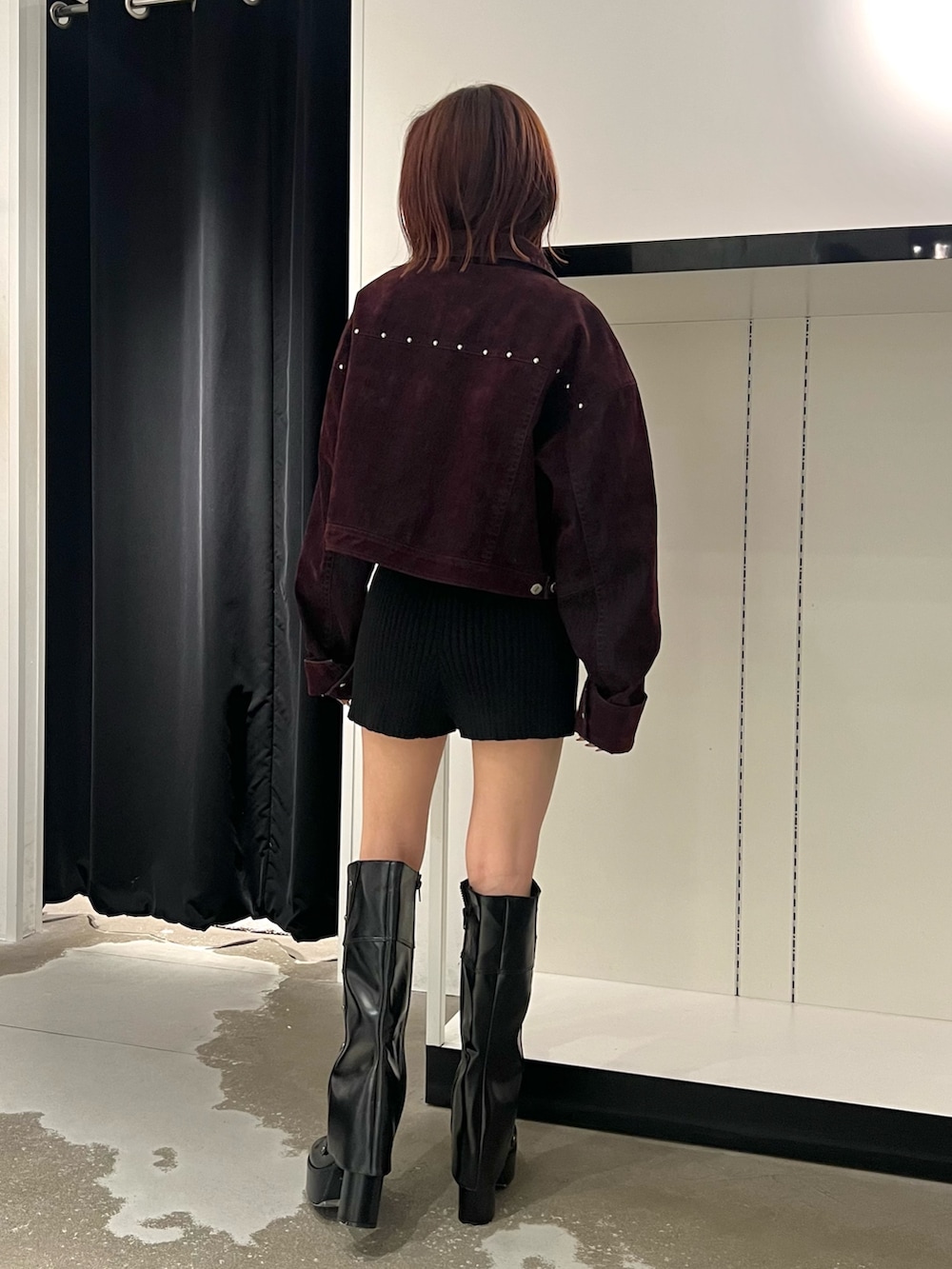 ブラック系のブーツ、ブラック系のその他パンツ、レッド系のデニムジャケットを着用したレディースの秋コーディネートの3枚目の写真